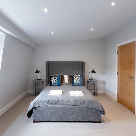 Immaculate Central Windsor Town House With Parking Exterior photo