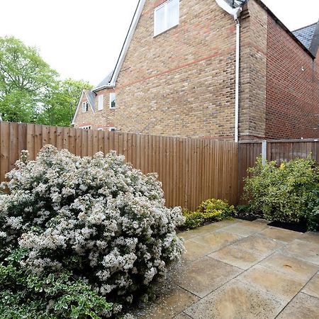 Immaculate Central Windsor Town House With Parking Exterior photo