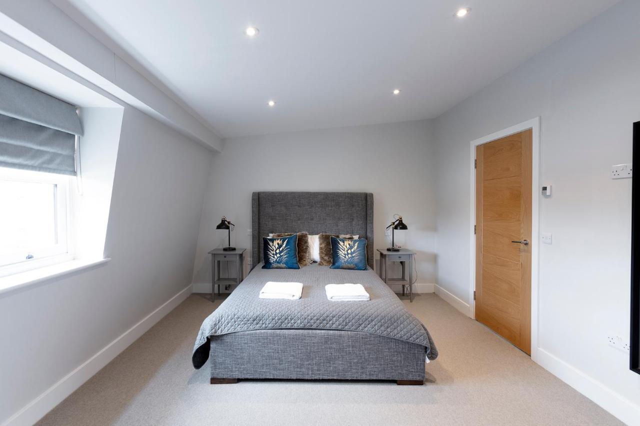 Immaculate Central Windsor Town House With Parking Exterior photo