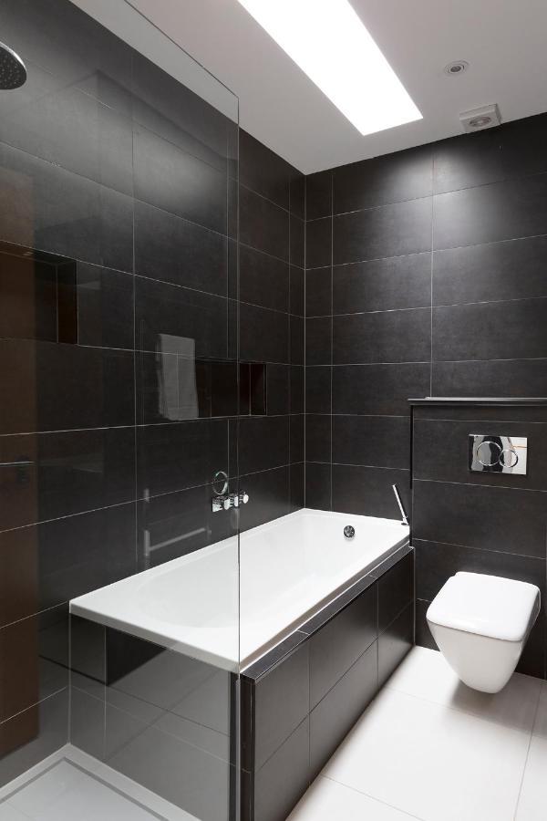 Immaculate Central Windsor Town House With Parking Exterior photo