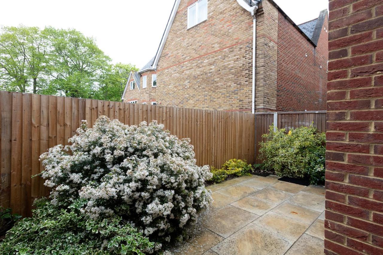 Immaculate Central Windsor Town House With Parking Exterior photo