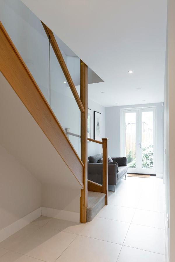 Immaculate Central Windsor Town House With Parking Exterior photo