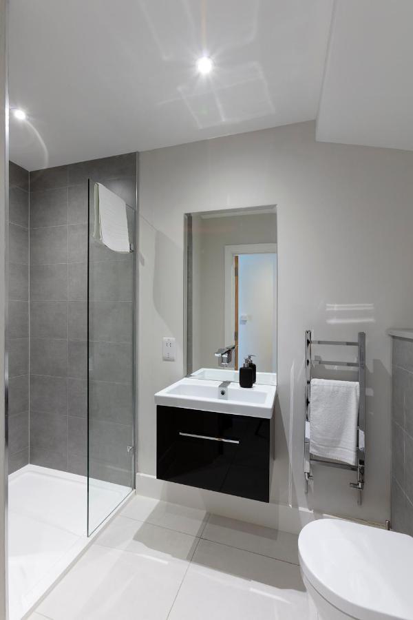 Immaculate Central Windsor Town House With Parking Exterior photo