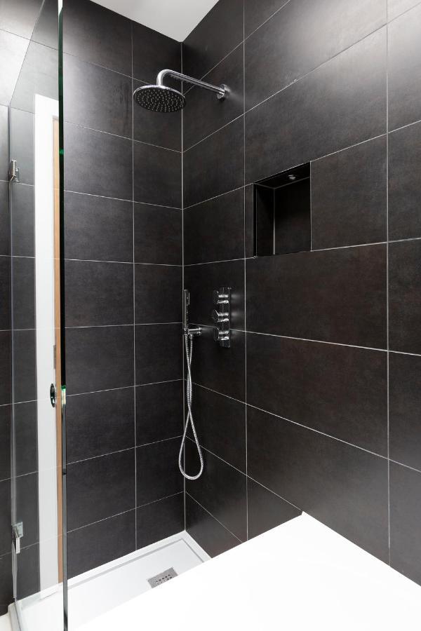 Immaculate Central Windsor Town House With Parking Exterior photo