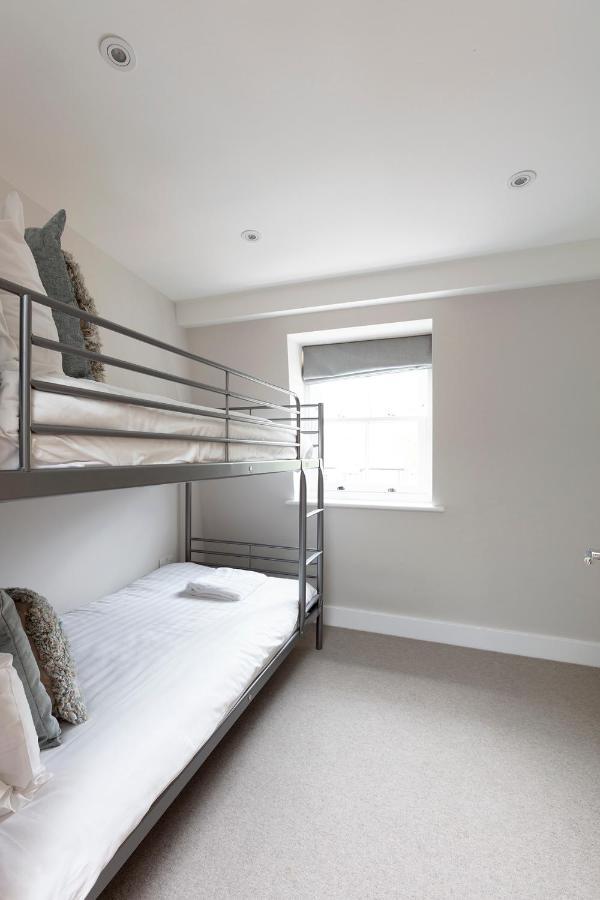 Immaculate Central Windsor Town House With Parking Exterior photo