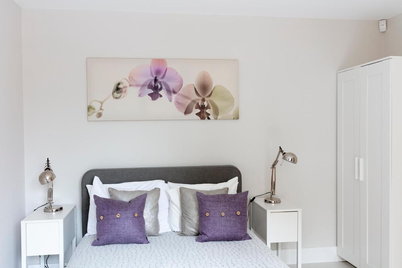 Immaculate Central Windsor Town House With Parking Exterior photo