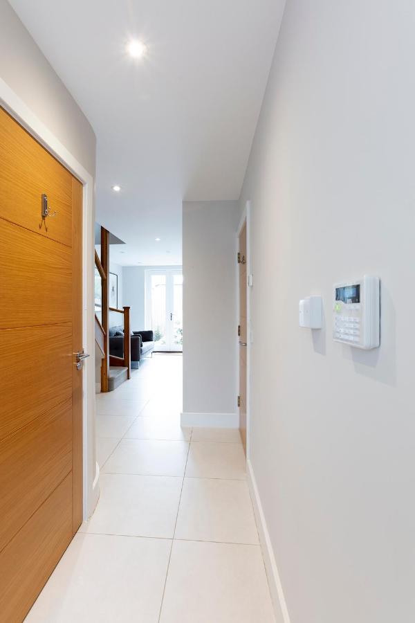 Immaculate Central Windsor Town House With Parking Exterior photo