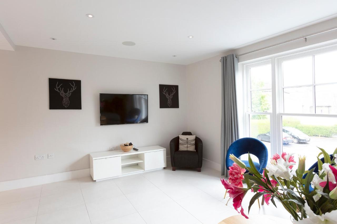 Immaculate Central Windsor Town House With Parking Exterior photo