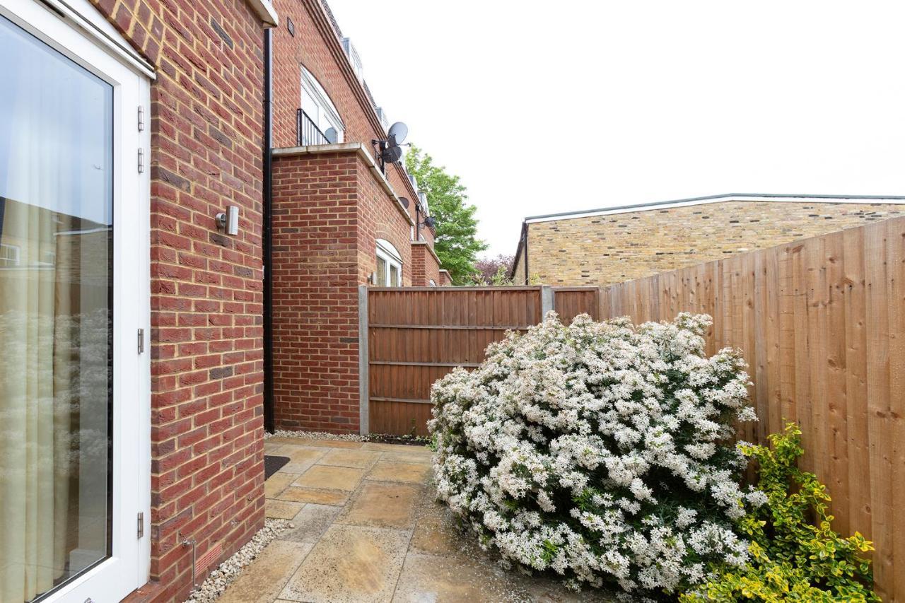 Immaculate Central Windsor Town House With Parking Exterior photo