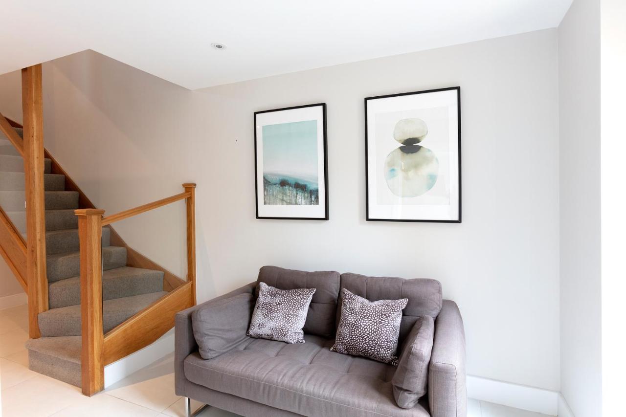 Immaculate Central Windsor Town House With Parking Exterior photo