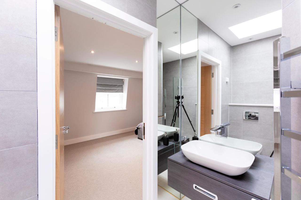 Immaculate Central Windsor Town House With Parking Exterior photo