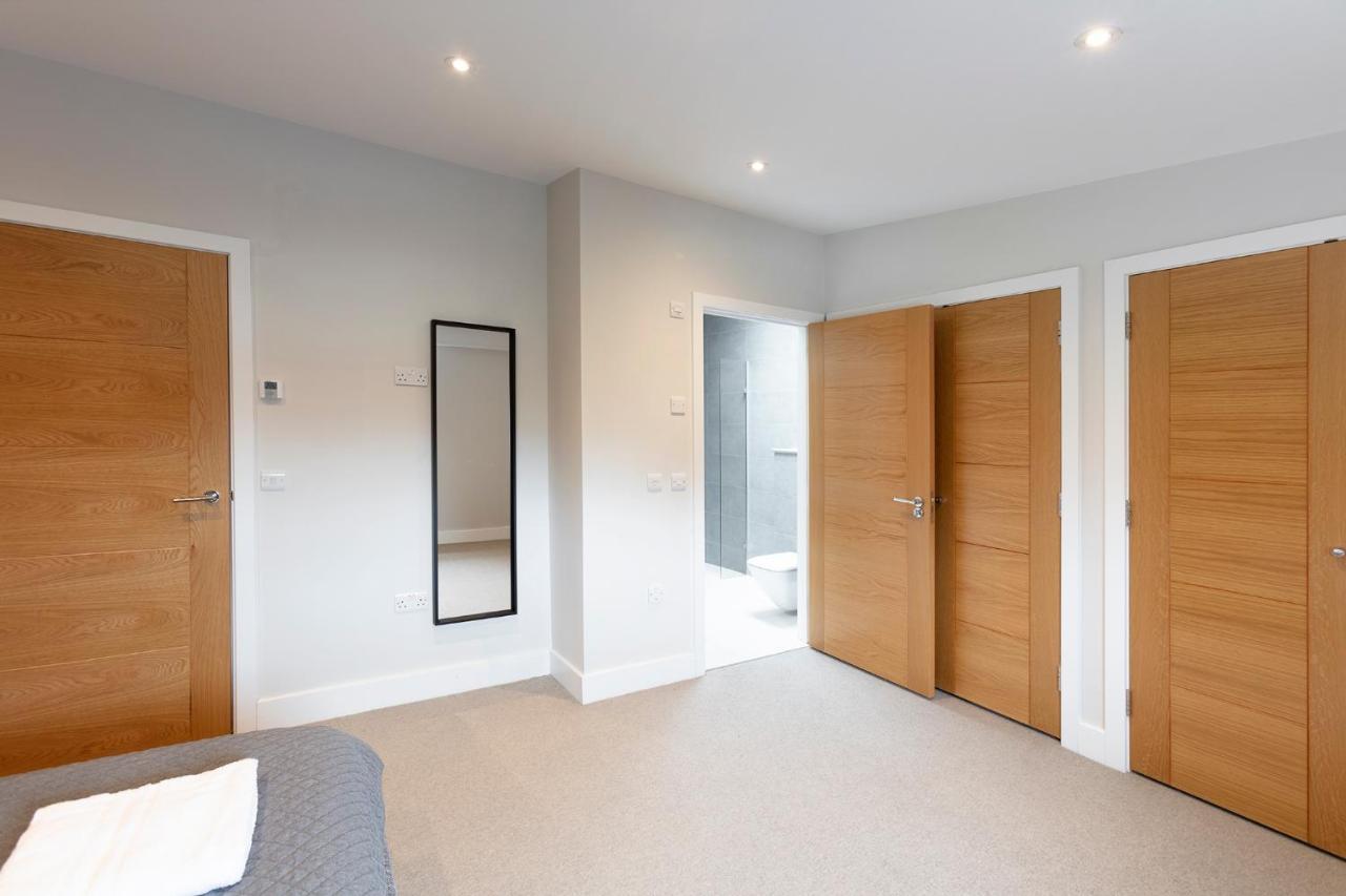 Immaculate Central Windsor Town House With Parking Exterior photo
