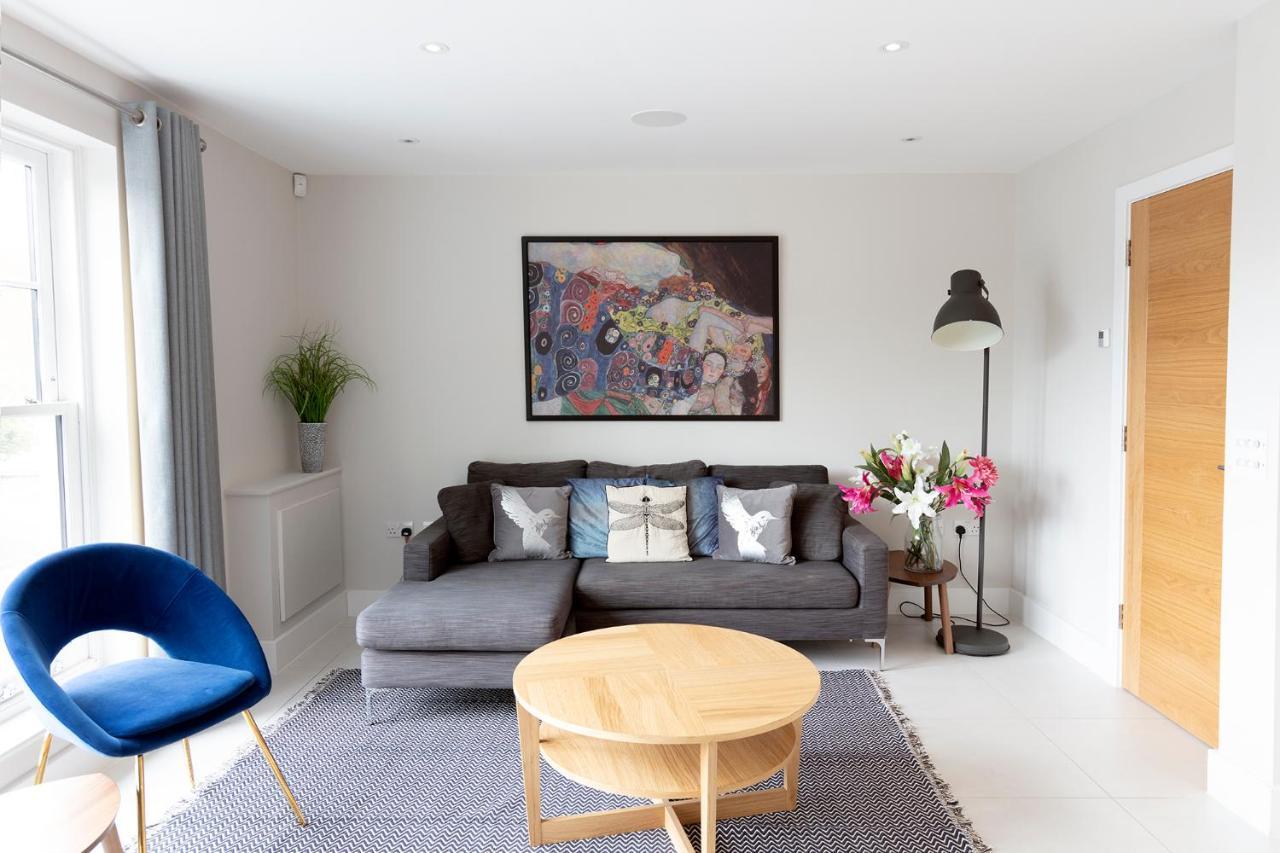 Immaculate Central Windsor Town House With Parking Exterior photo