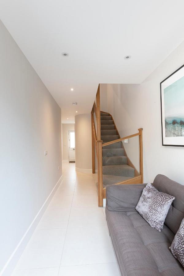 Immaculate Central Windsor Town House With Parking Exterior photo
